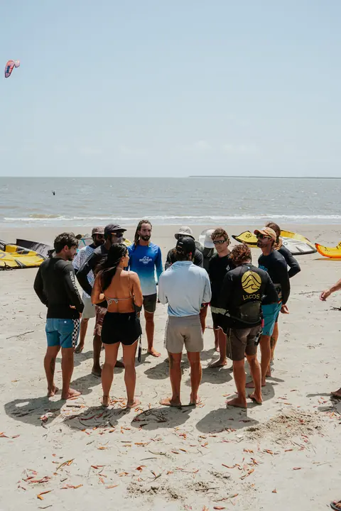 Grupo reunido en la playa antes de salir al agua