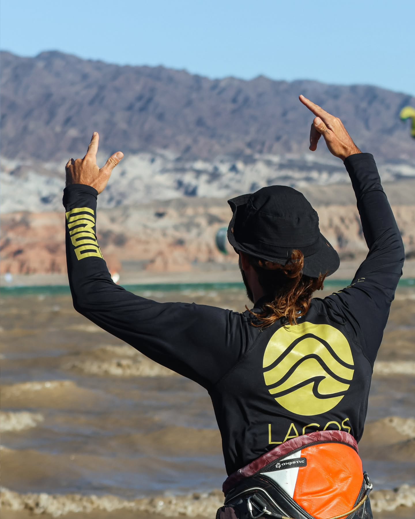 Rider con buzo Lagos Kite Surfing frente al embalse