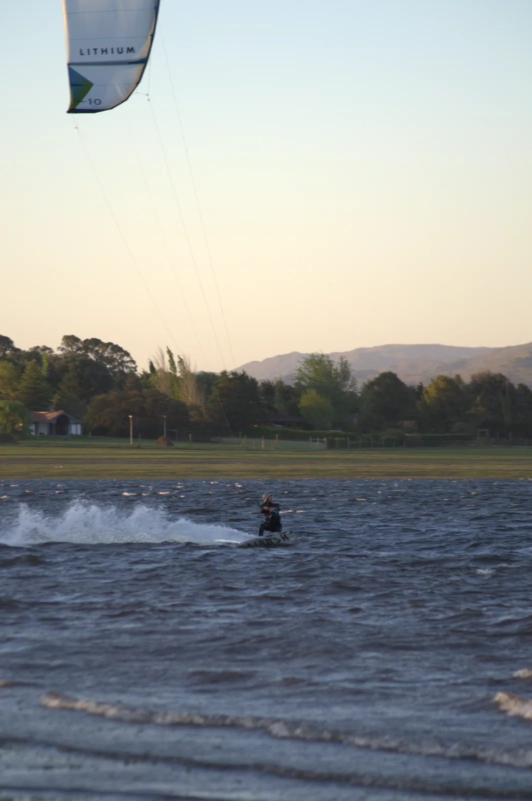 Sesión de kitesurf al atardecer en el lago Los Molinos